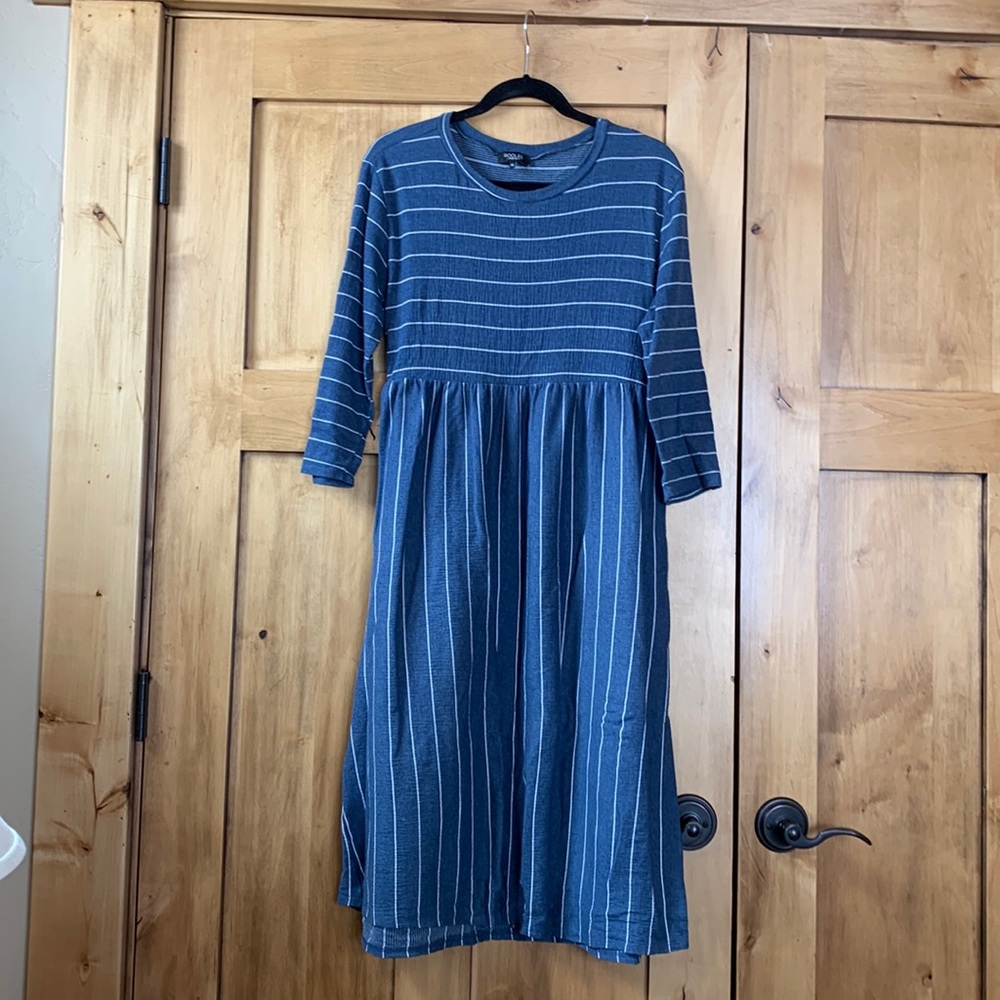 Comfy blue 3/4 sleeve dress with white stripes